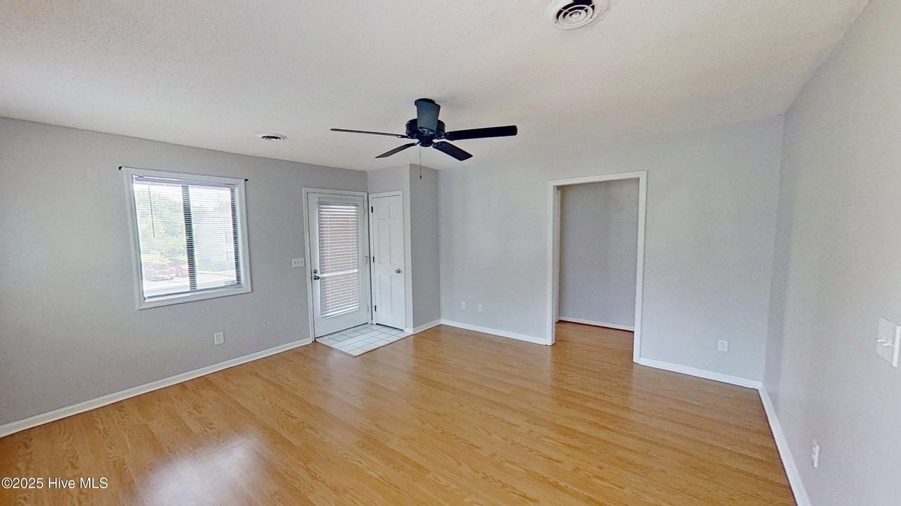 1253 Wellington Ave #J - Photo 3 of 19