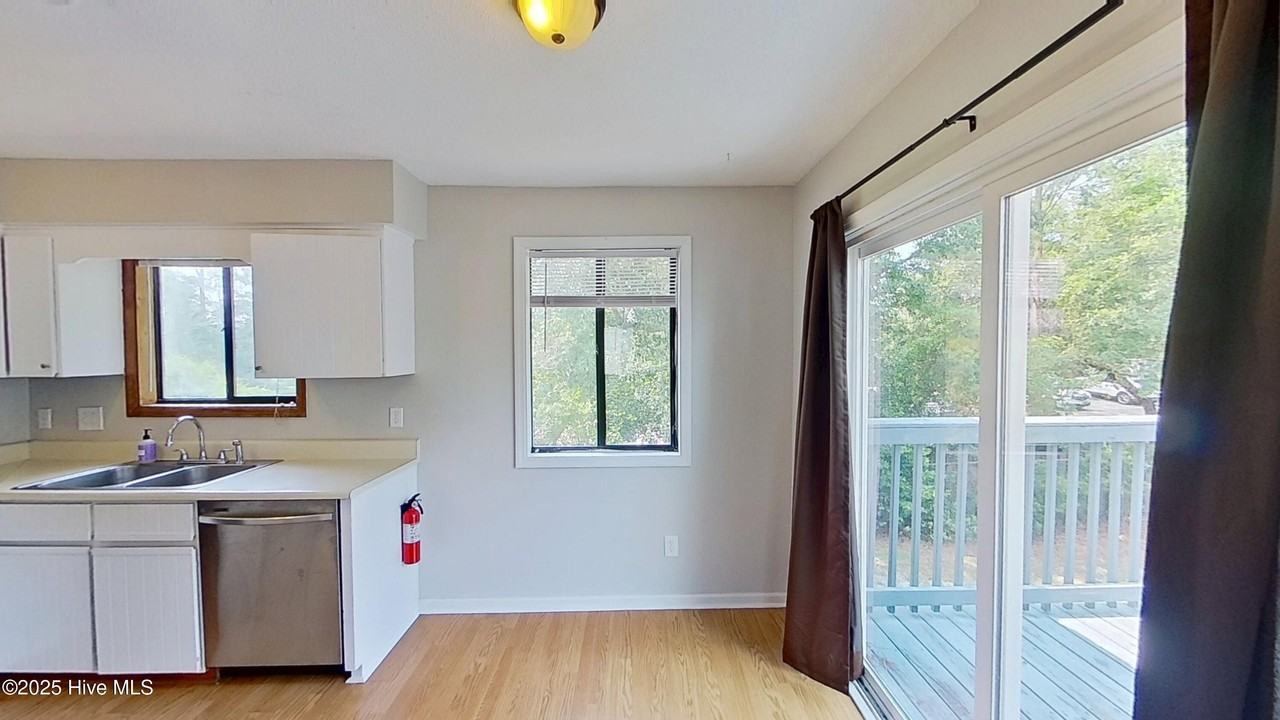 1253 Wellington Ave #J - Photo 4 of 19
