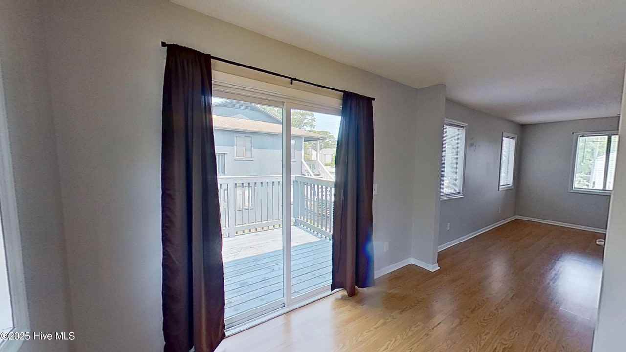 1253 Wellington Ave #J - Photo 5 of 19