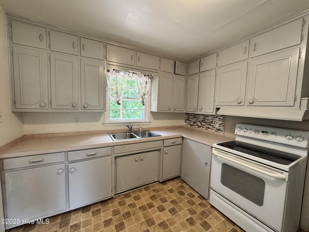 218 Edgewood Dr - Photo 6 of 13