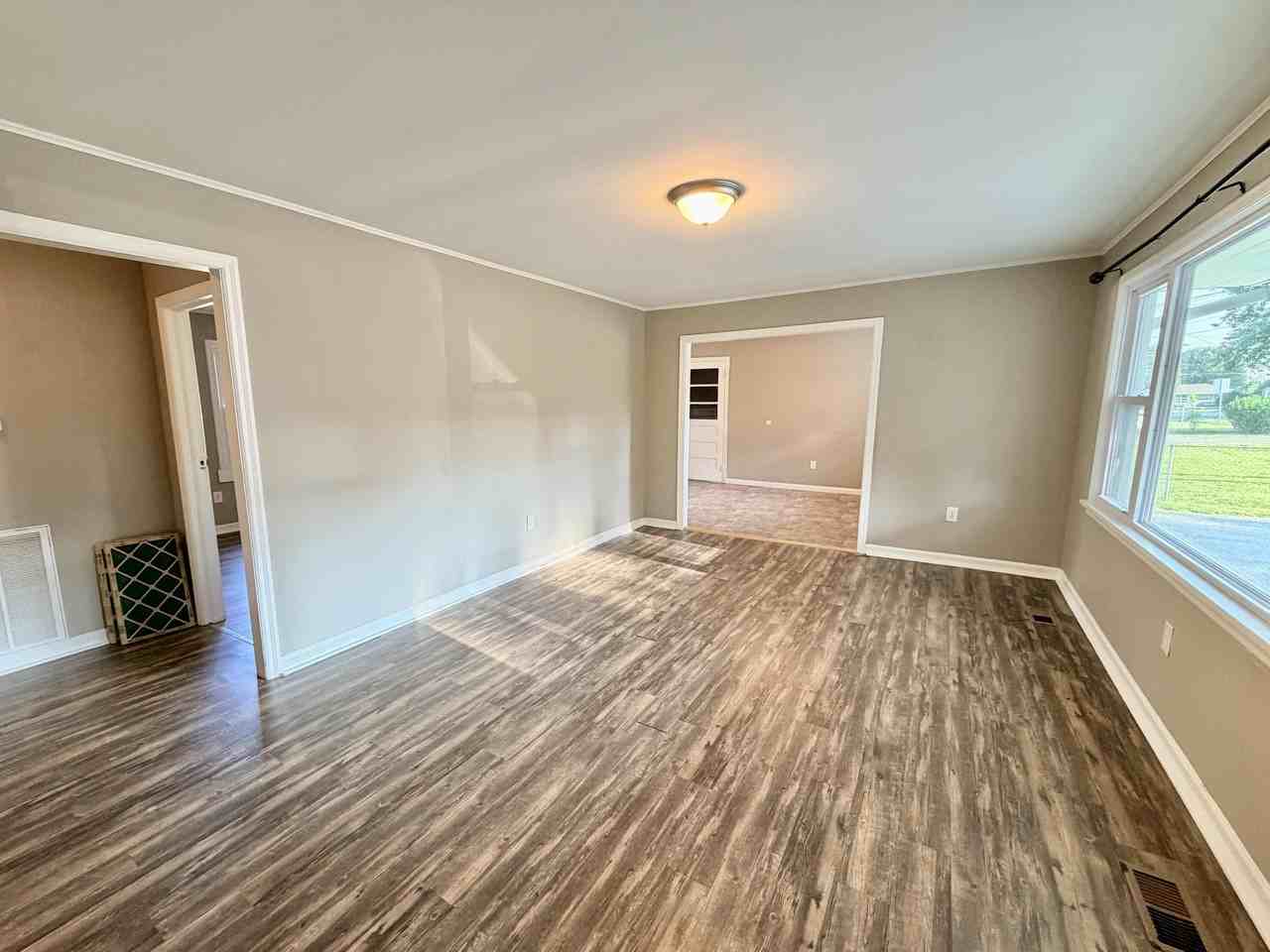 105 S Iris Dr - Photo 2 of 19