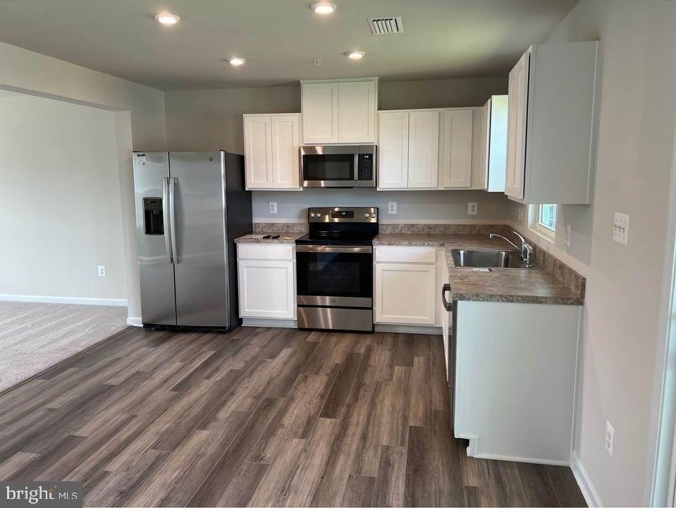 115 Butterfield Ave - Photo 4 of 37