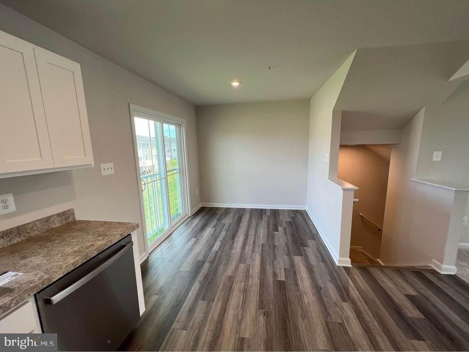 115 Butterfield Ave - Photo 5 of 37