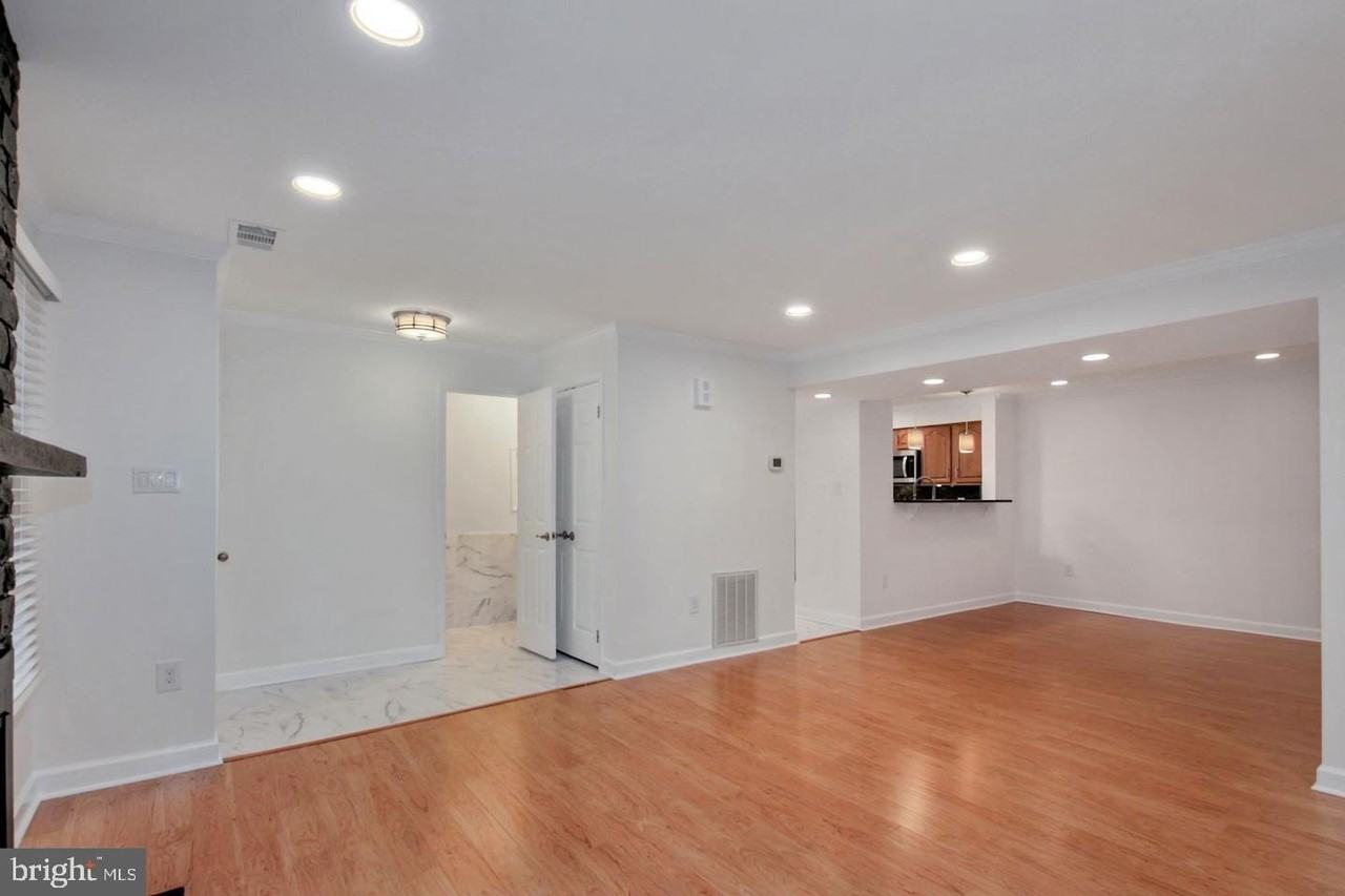 5801 Linden Square Ct - Photo 4 of 29