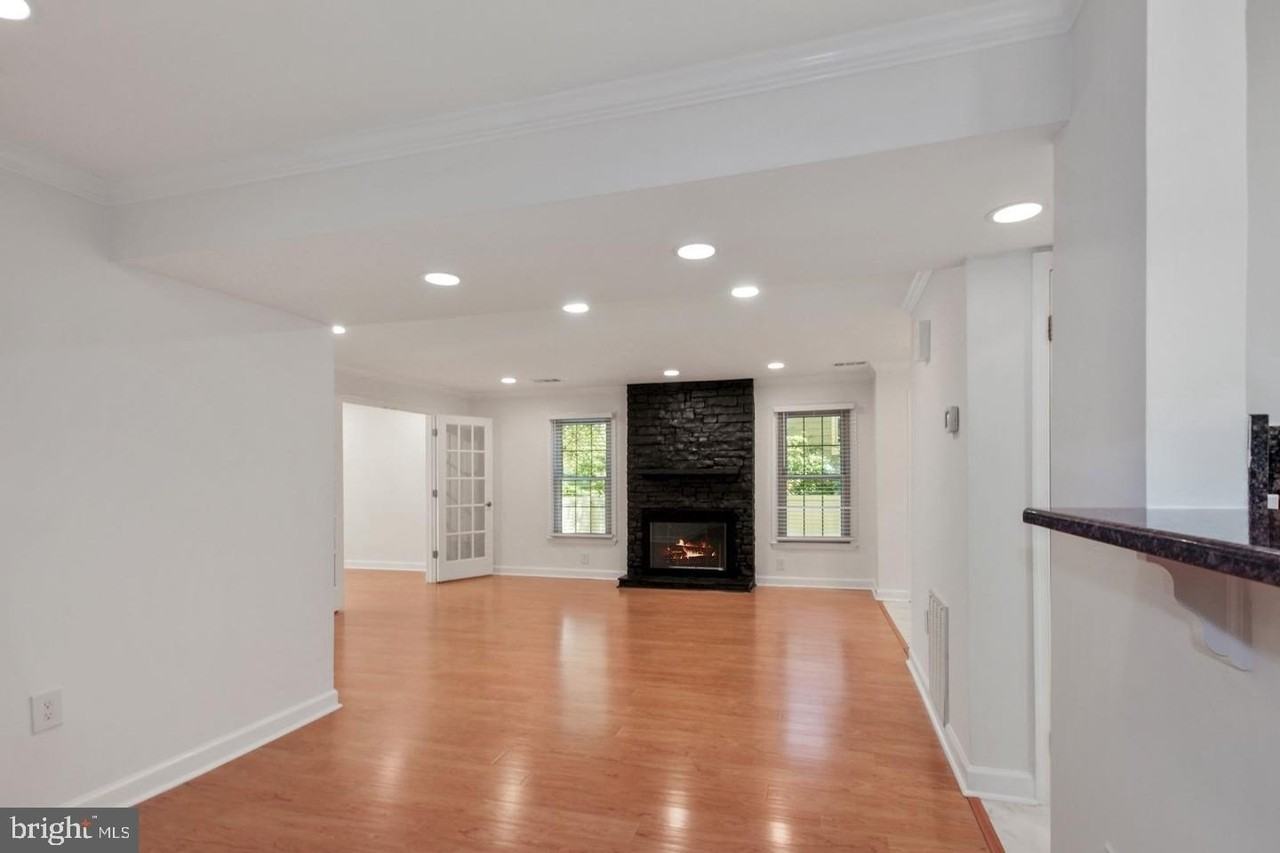 5801 Linden Square Ct - Photo 7 of 29