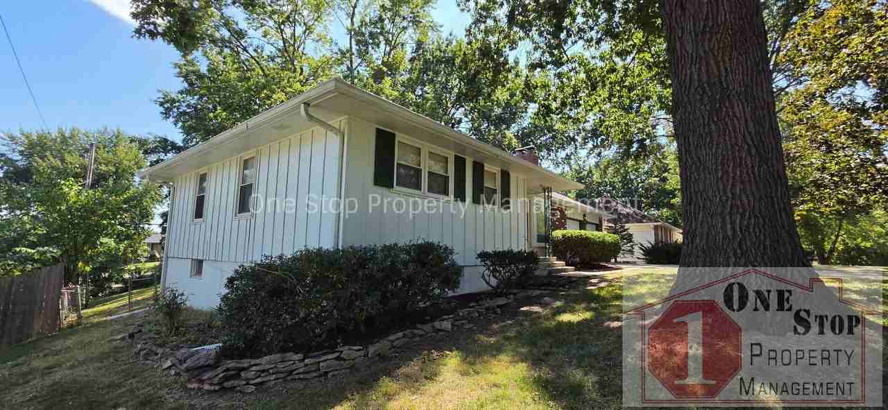 15401 E 44th St S - Photo 2 of 32