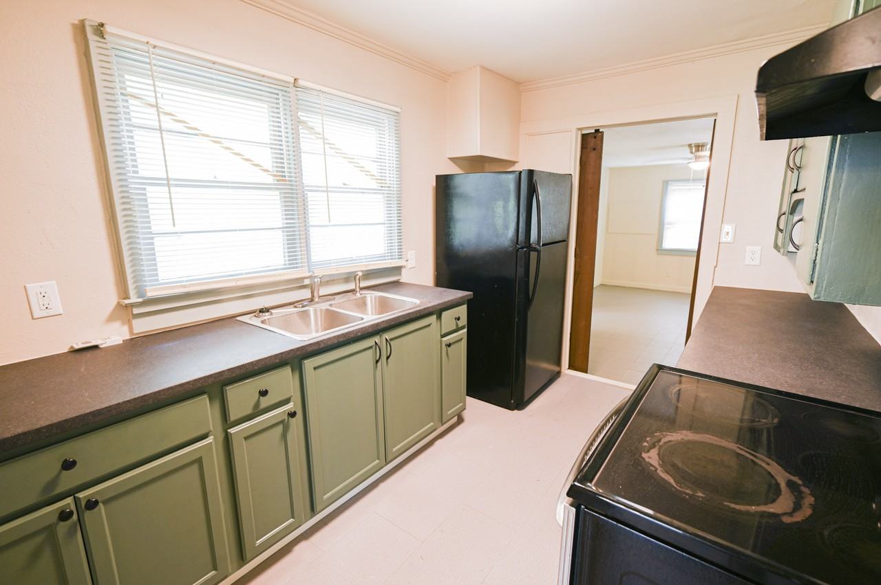 350 Pineview Dr #1 - Photo 4 of 10