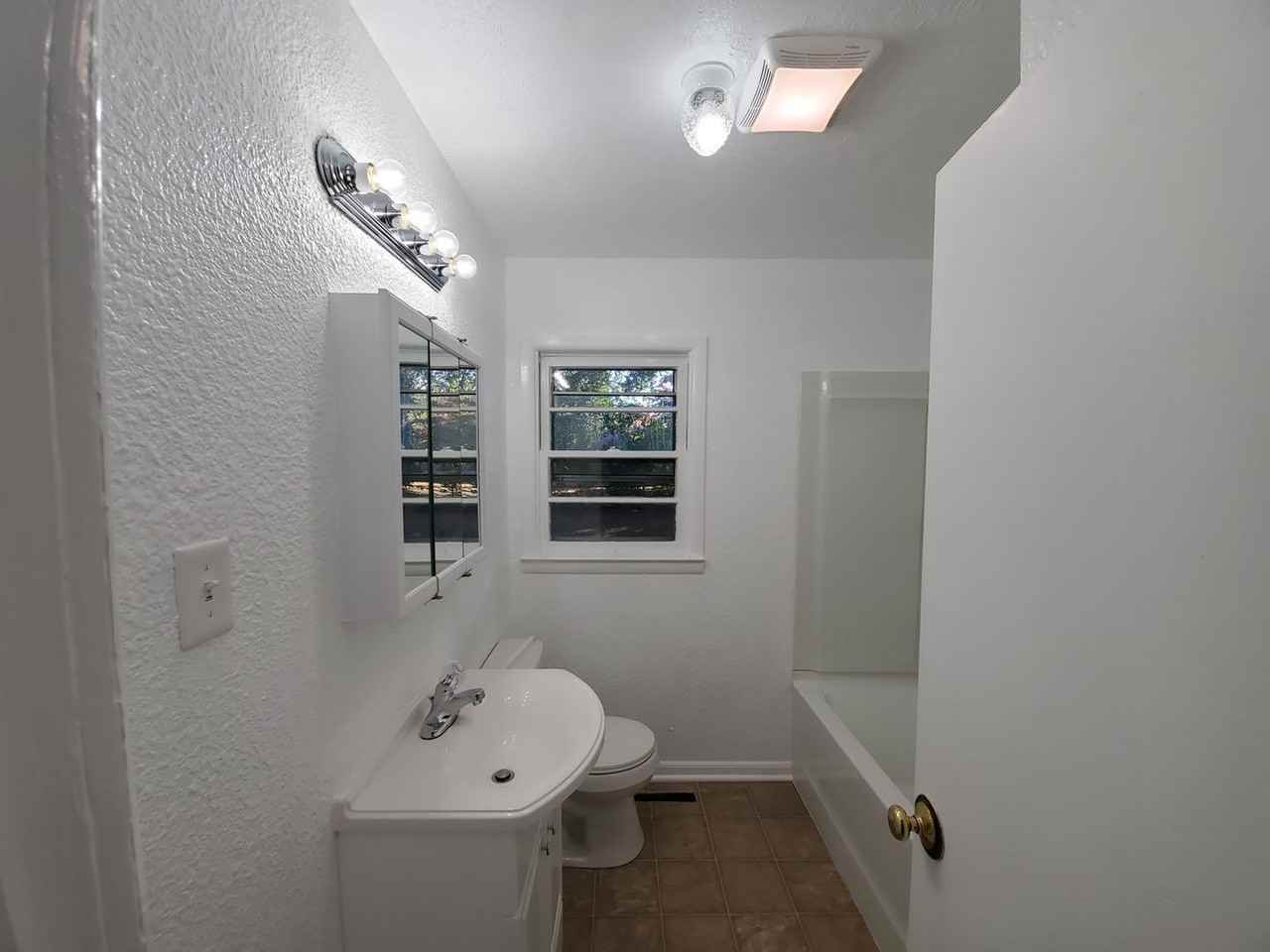525 Terry Cir - Photo 4 of 14