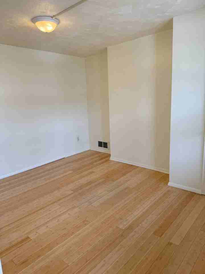 3325 1/2 Parkview Ave - Photo 3 of 21