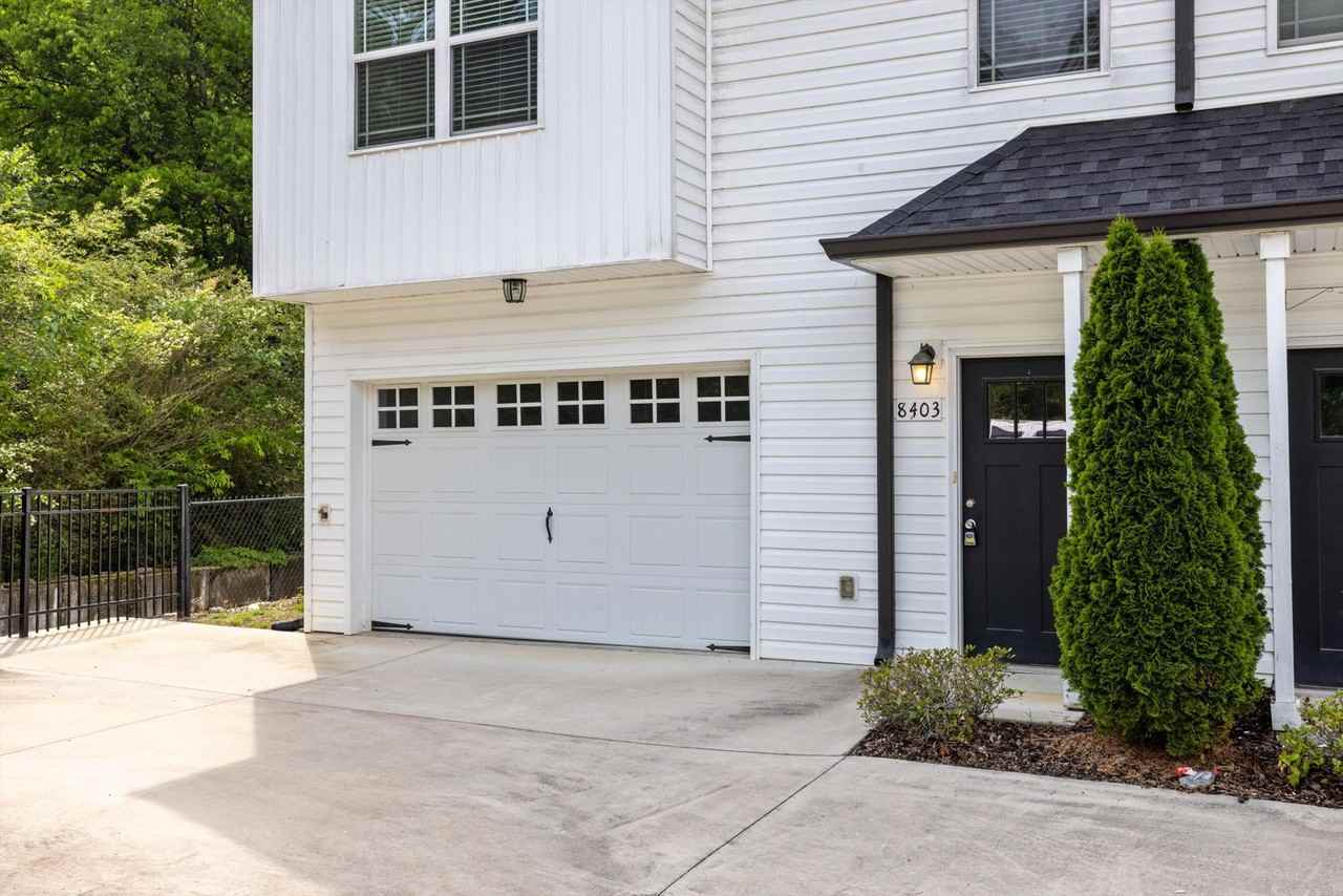 8403 Brookmoor Ln - Photo 3 of 31