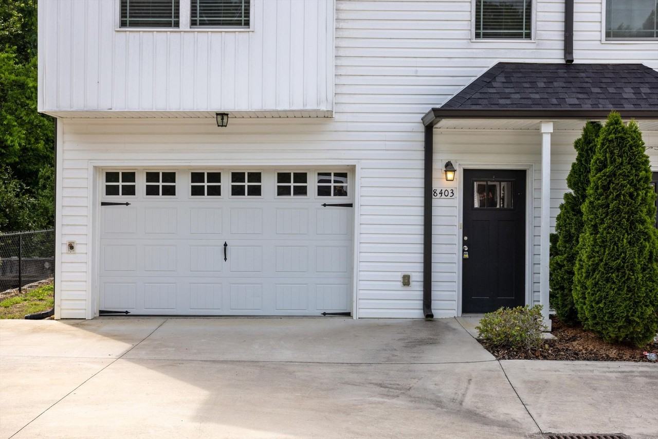 8403 Brookmoor Ln - Photo 4 of 31