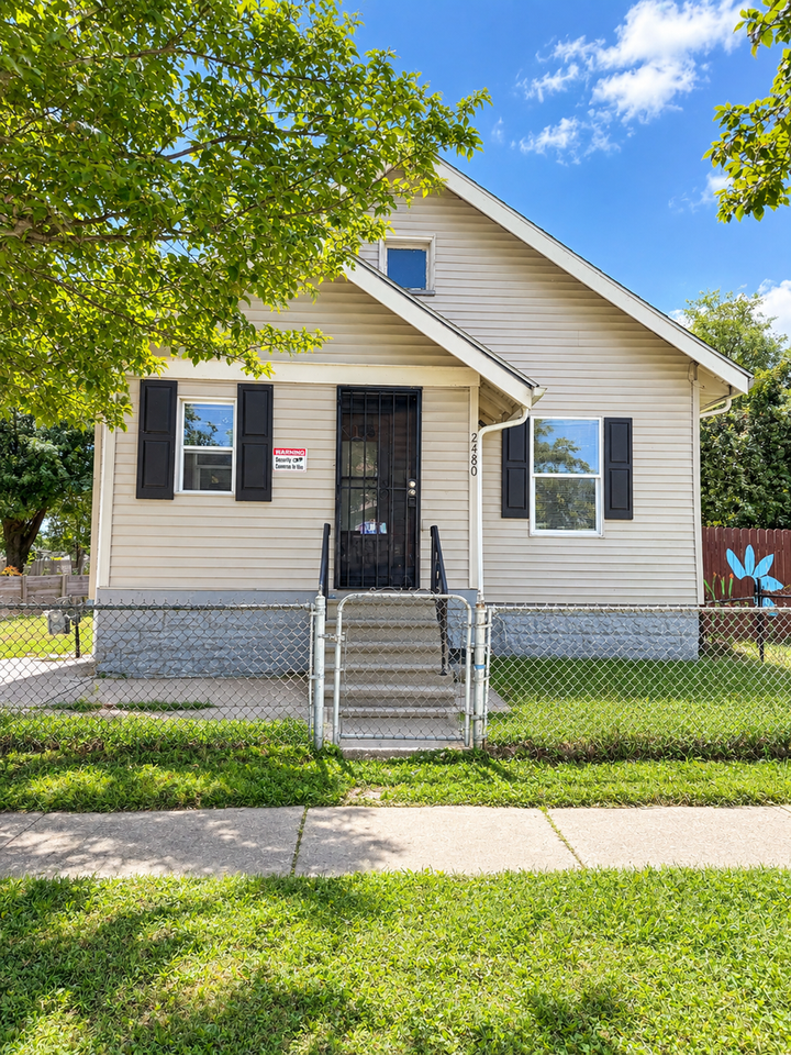 2480 Caledonia St - Photo 2 of 11