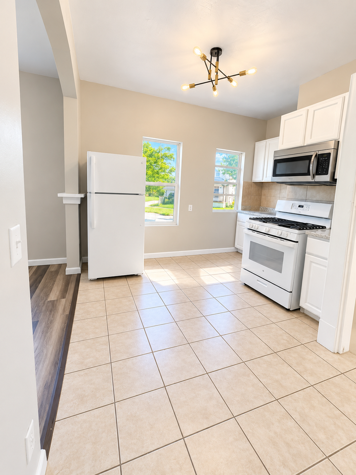 2480 Caledonia St - Photo 7 of 11