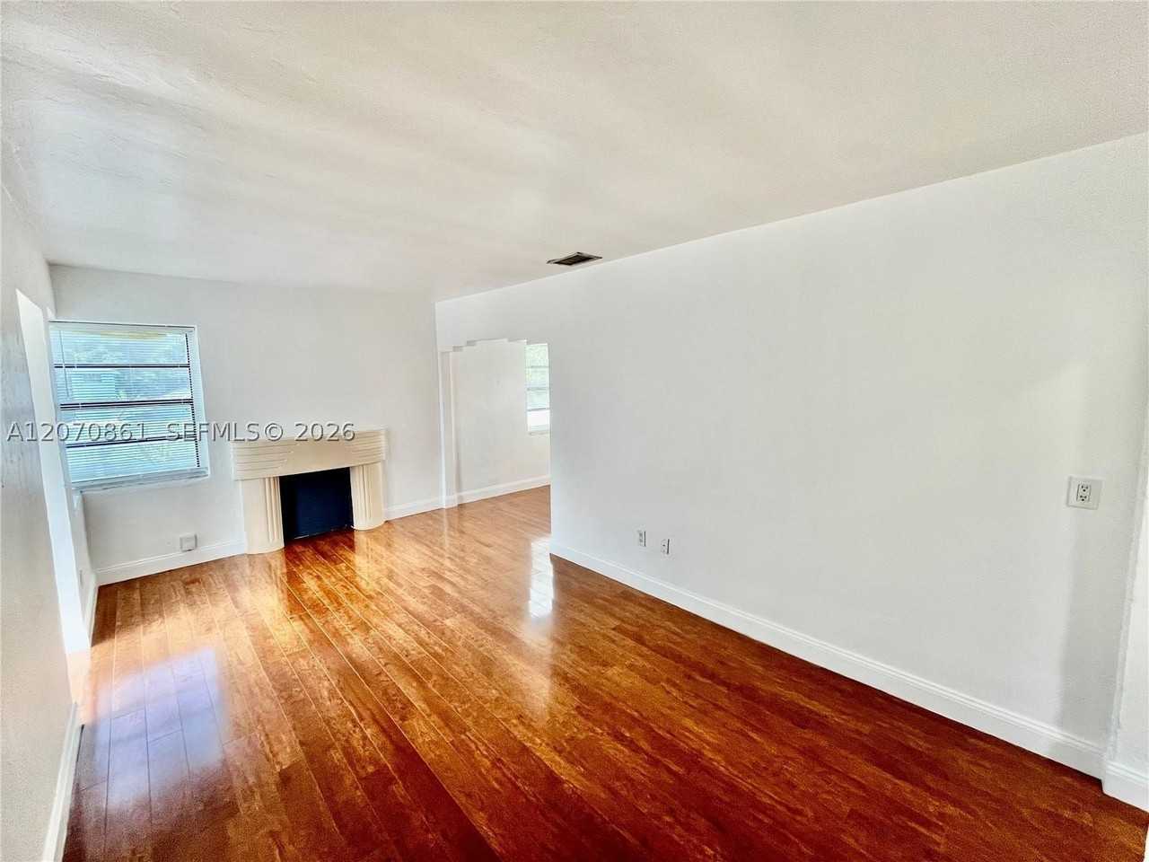 525 Ne 65th St #B - Photo 2 of 19