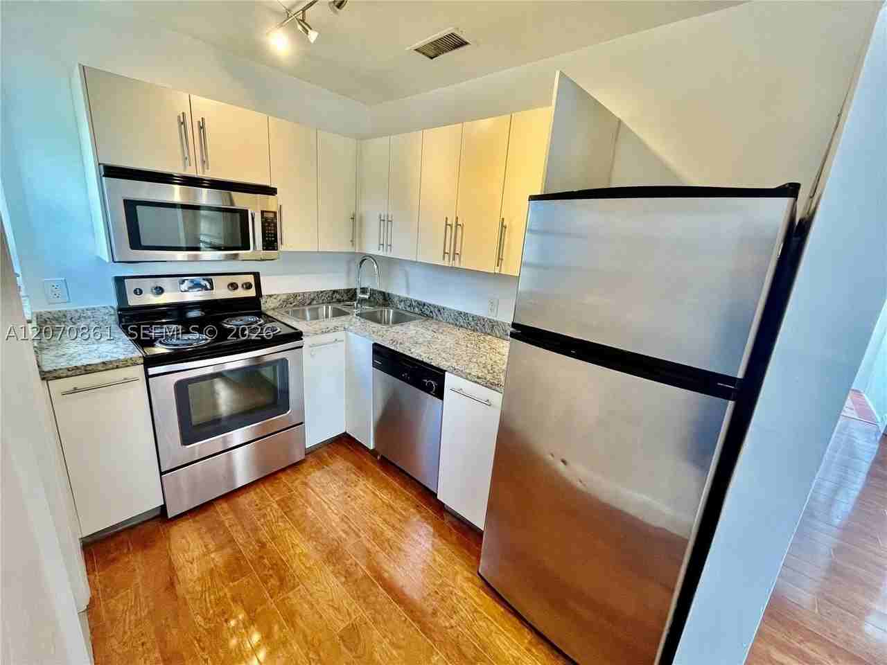 525 Ne 65th St #B - Photo 3 of 19
