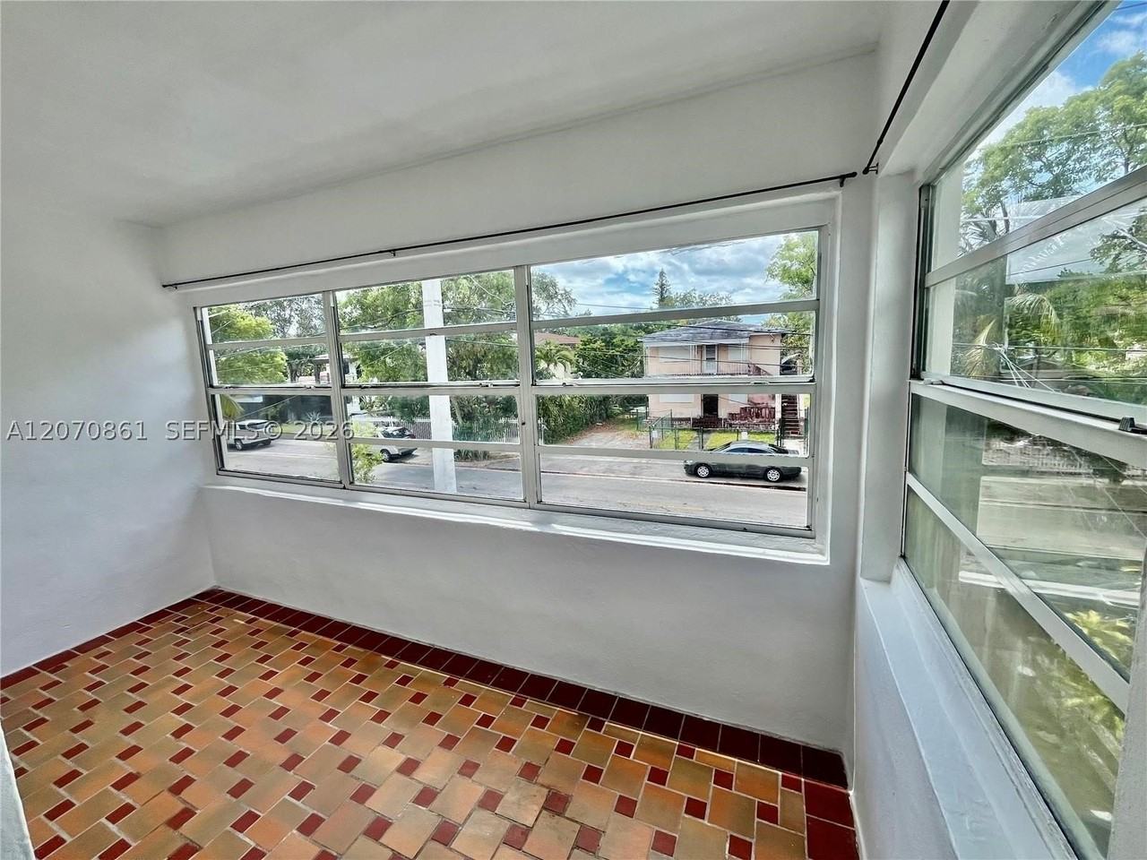 525 Ne 65th St #B - Photo 5 of 19