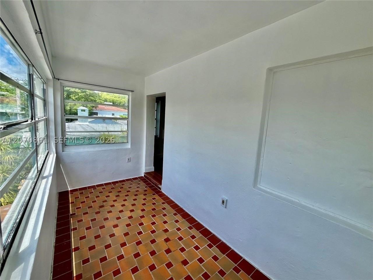 525 Ne 65th St #B - Photo 6 of 19