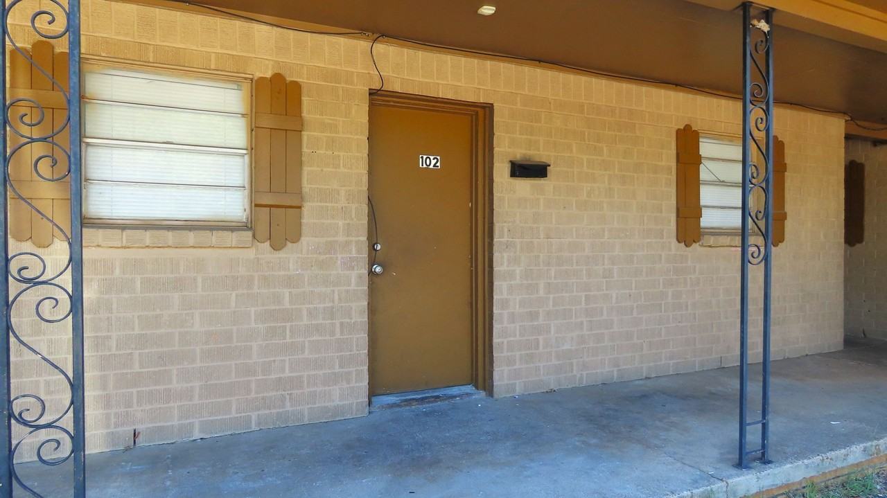 1629 W Mims St #102 - Photo 2 of 19