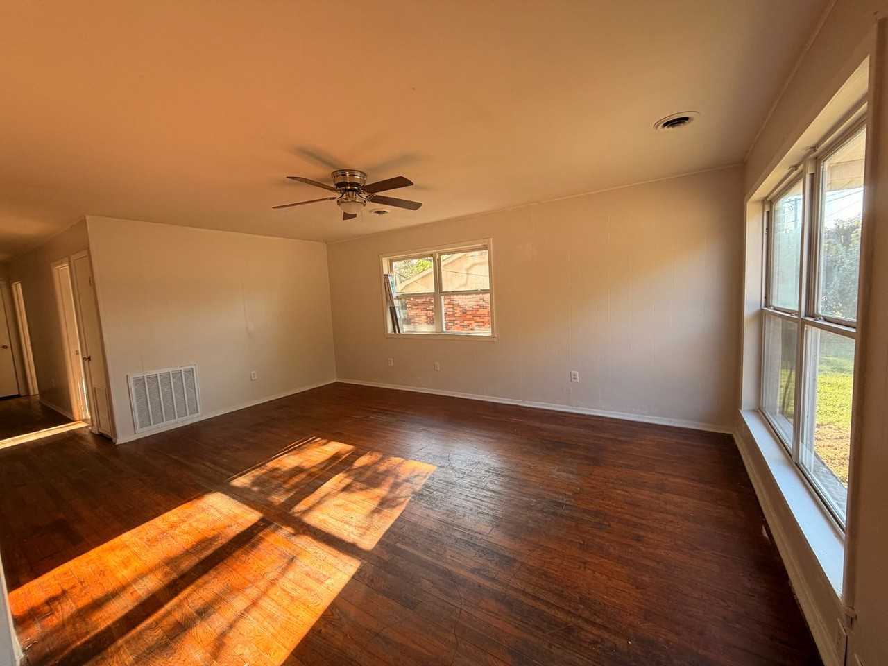 808 E J St - Photo 3 of 10
