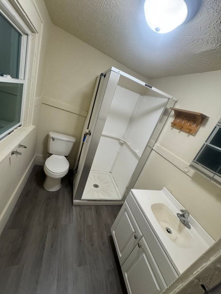 111 Sherman St - Photo 5 of 15
