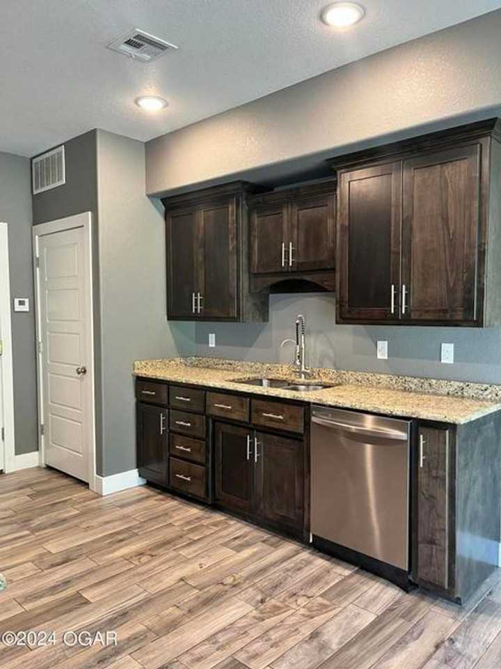 1911 W 26th St - Photo 4 of 13