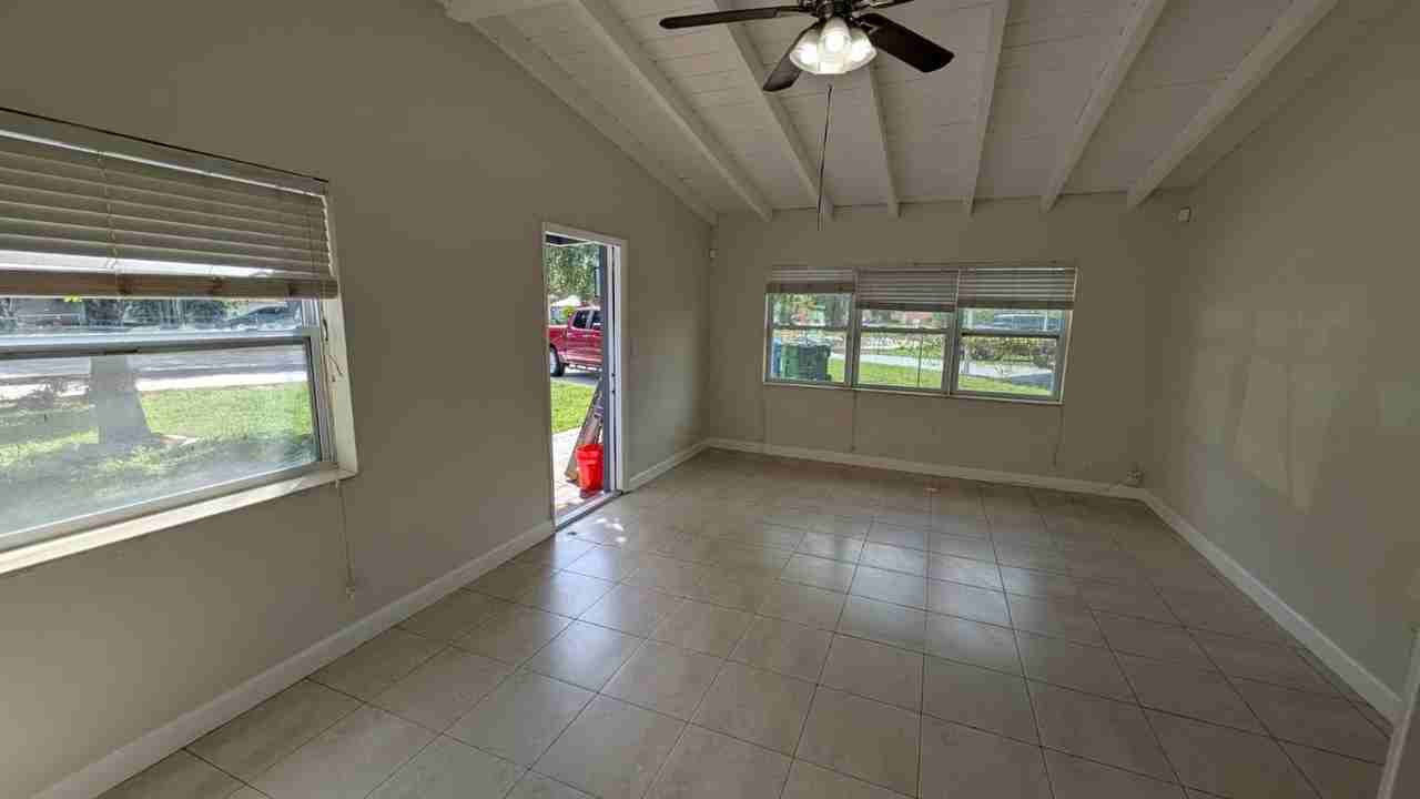 1553 Nw 15th Ave - Photo 2 of 20