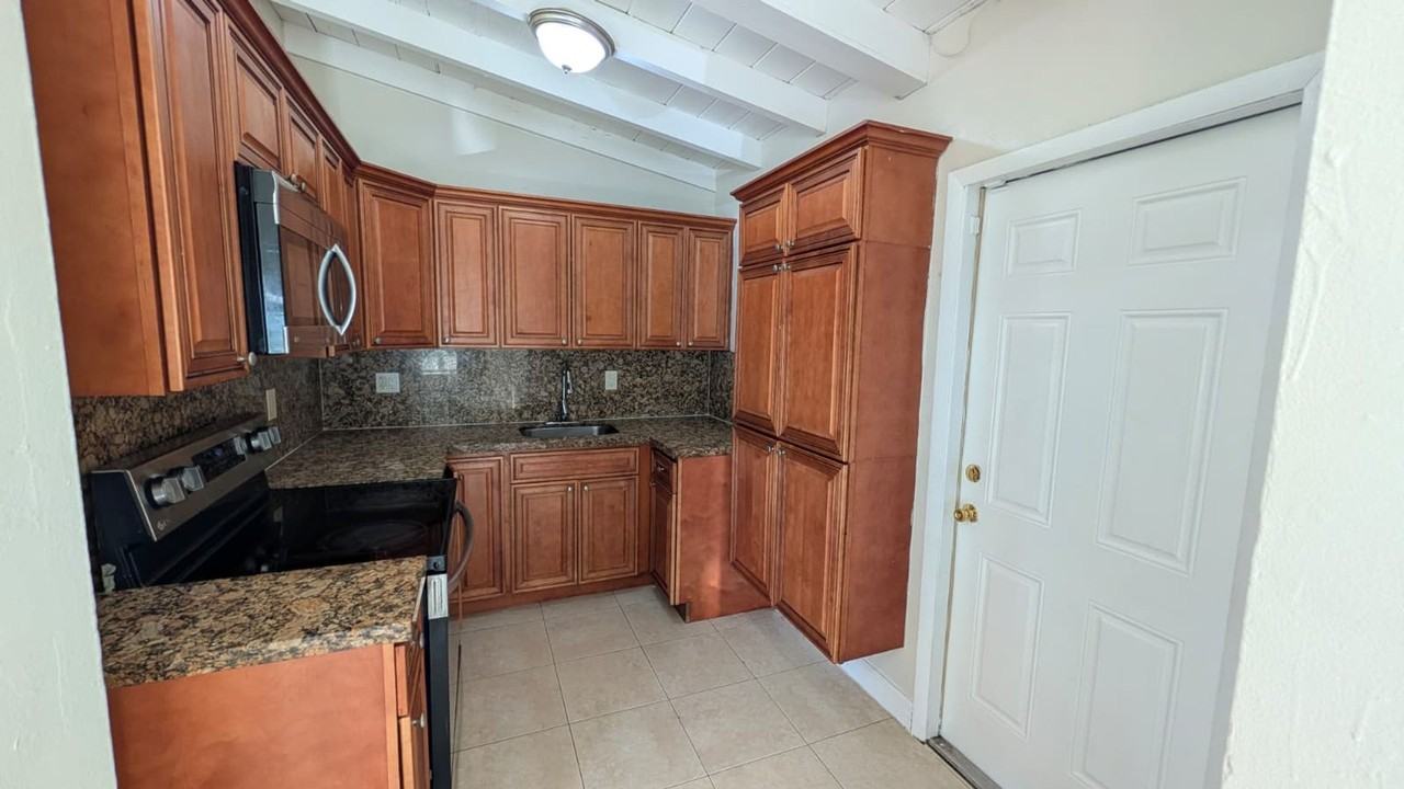 1553 Nw 15th Ave - Photo 4 of 20