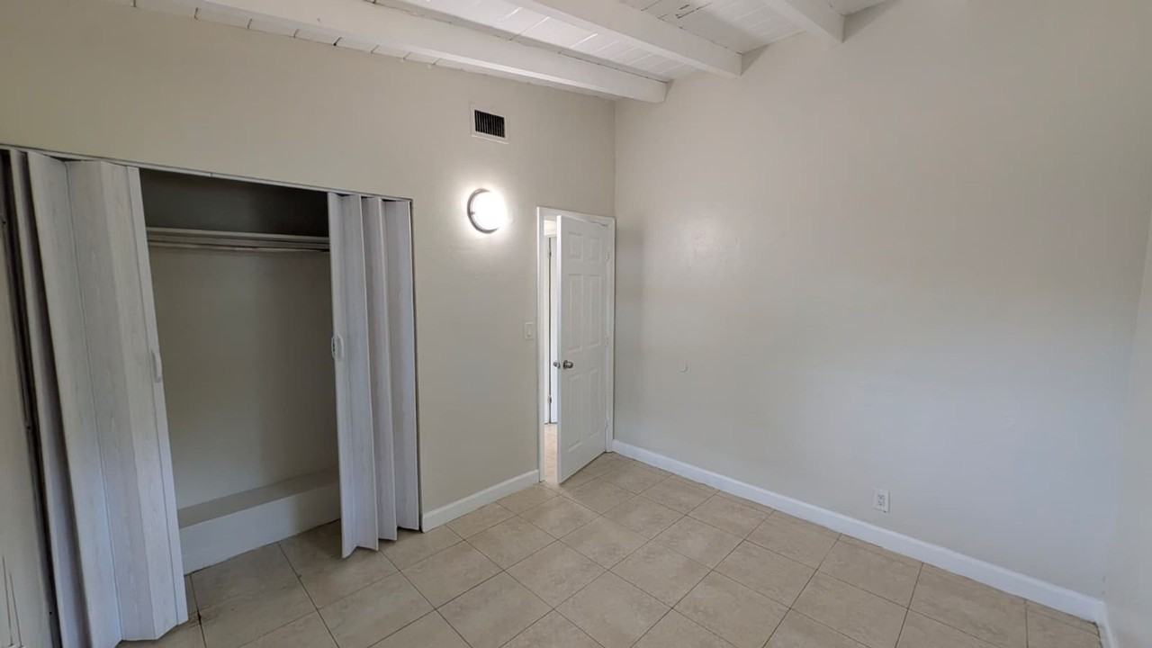 1553 Nw 15th Ave - Photo 5 of 20