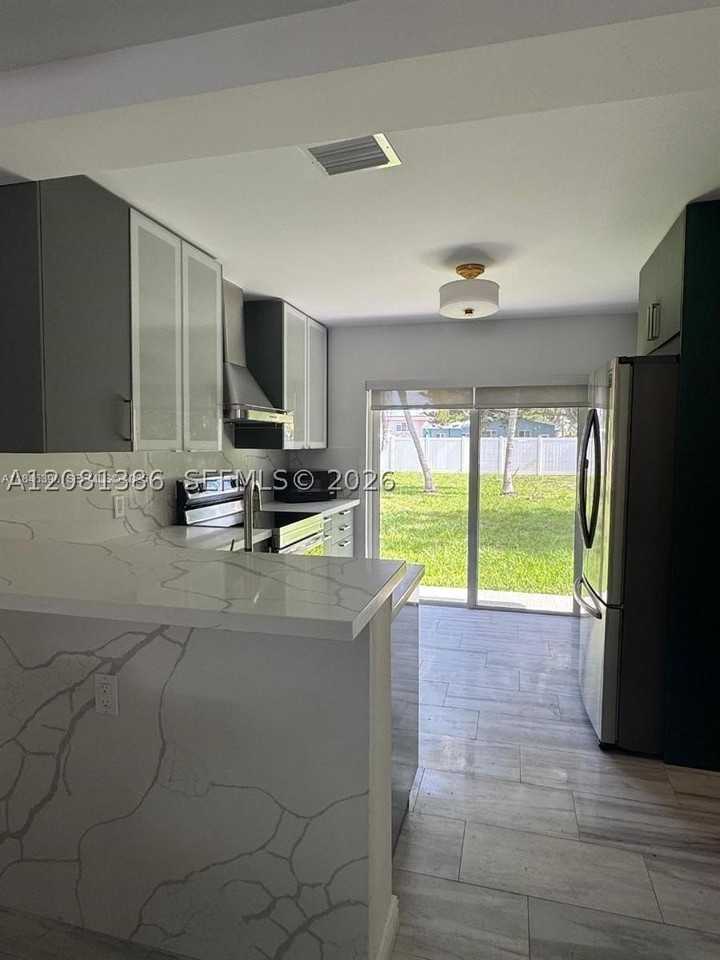 2710 Grant St - Photo 5 of 22