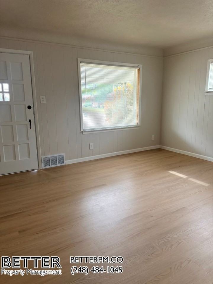 21703 Cushing Ave - Photo 2 of 10