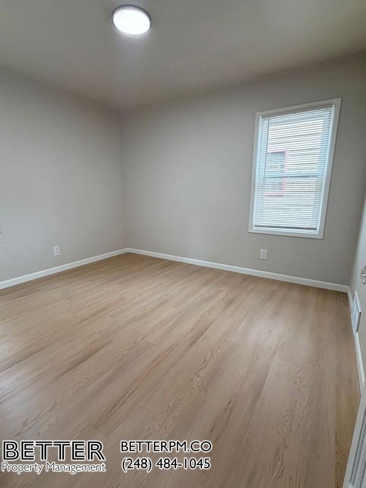 21703 Cushing Ave - Photo 4 of 10