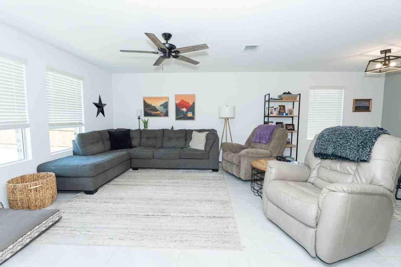 2809 Watchpoint Rd - Photo 4 of 27
