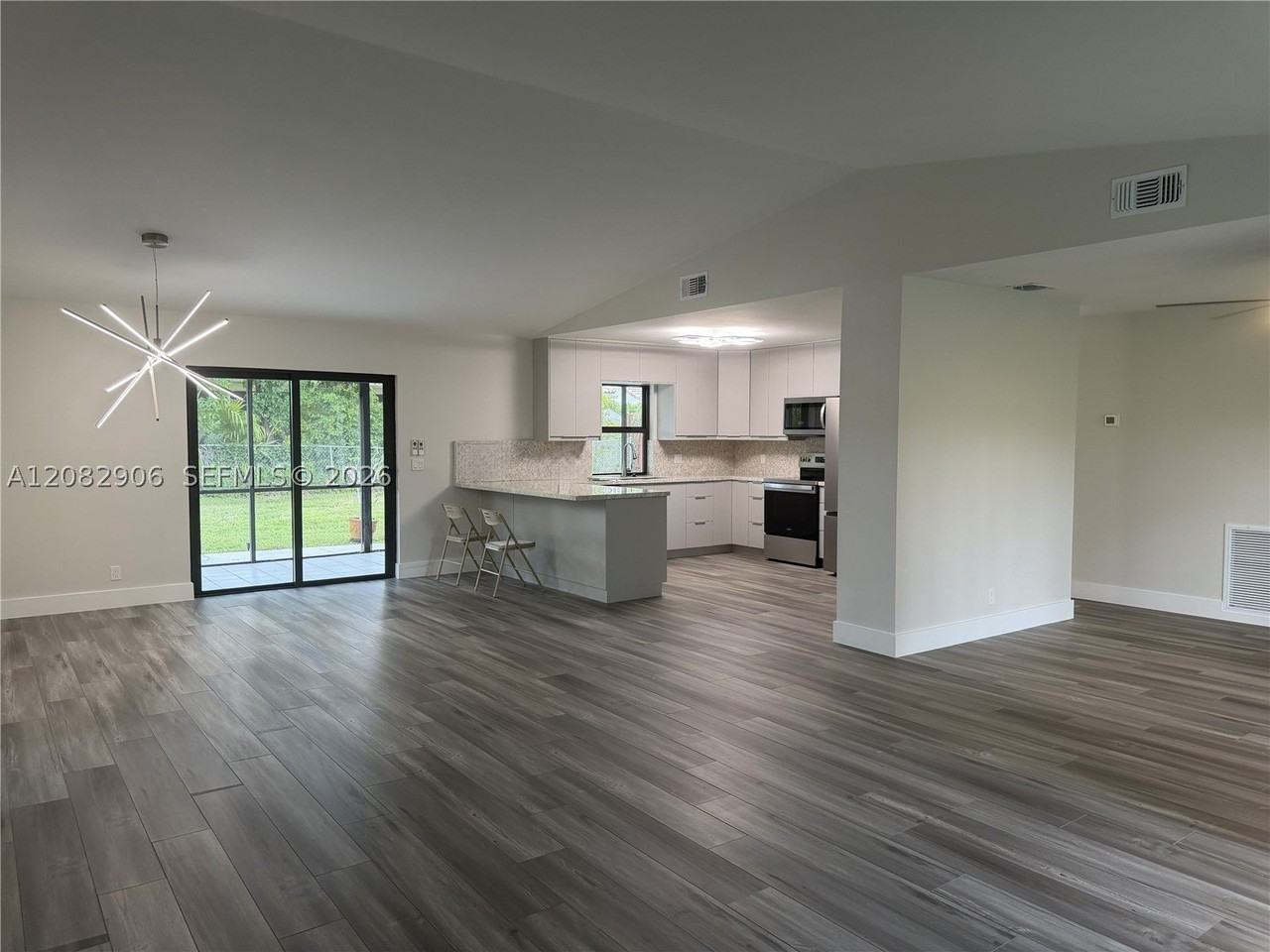 10431 Nw 1st Ct - Photo 5 of 39