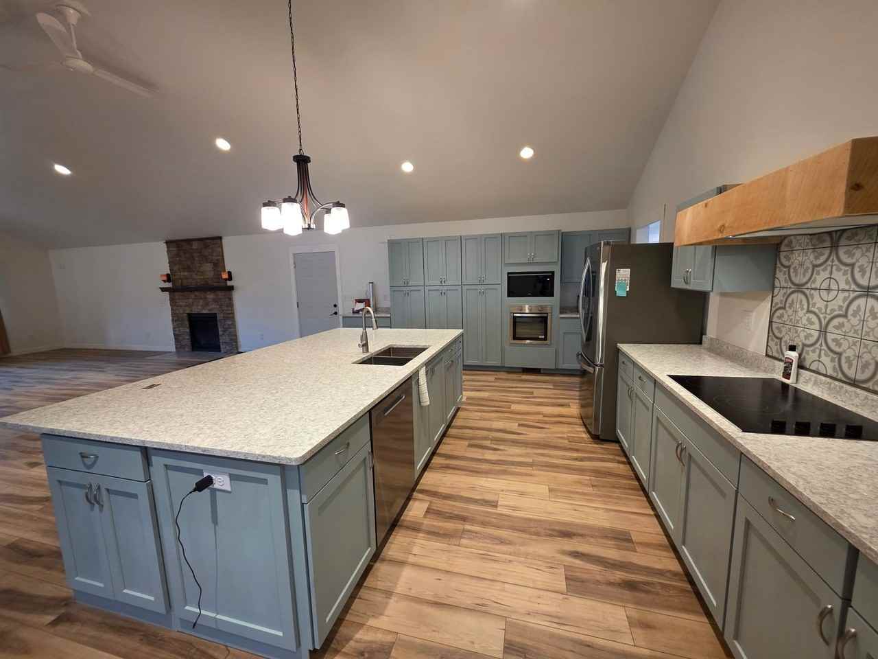 661 E River Dr - Photo 3 of 21