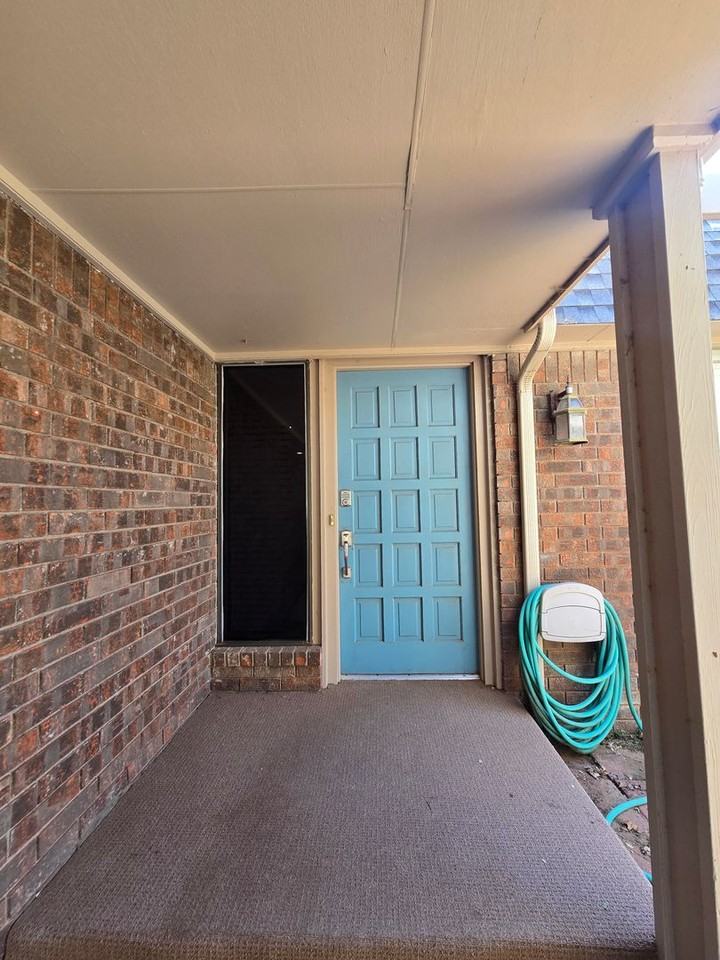1257 Colonial Pkwy - Photo 2 of 18