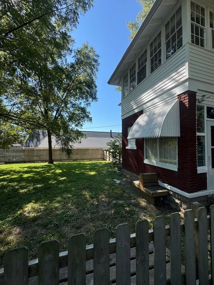 403 N Linn St - Photo 3 of 18