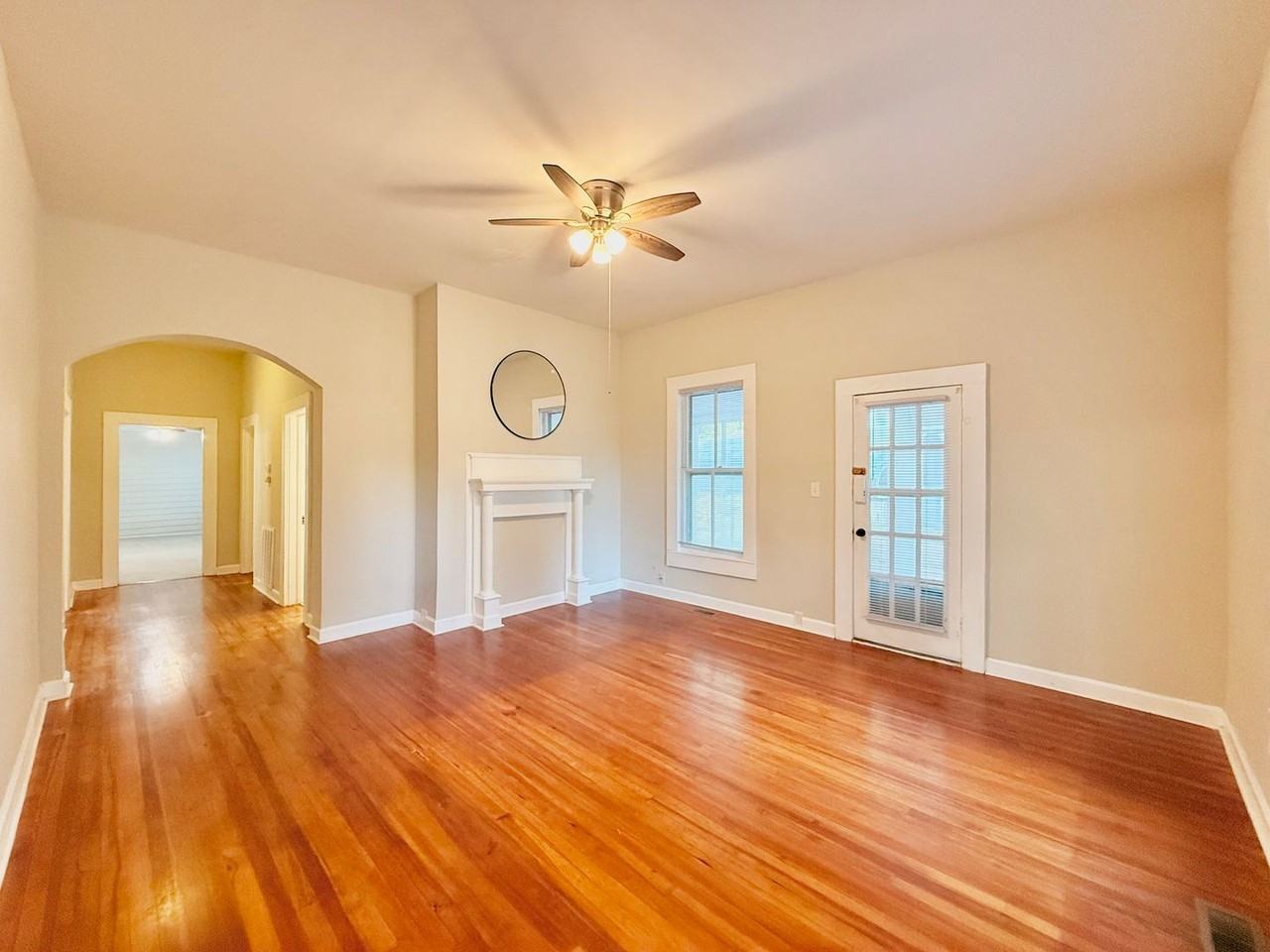 215 College St - Photo 2 of 17