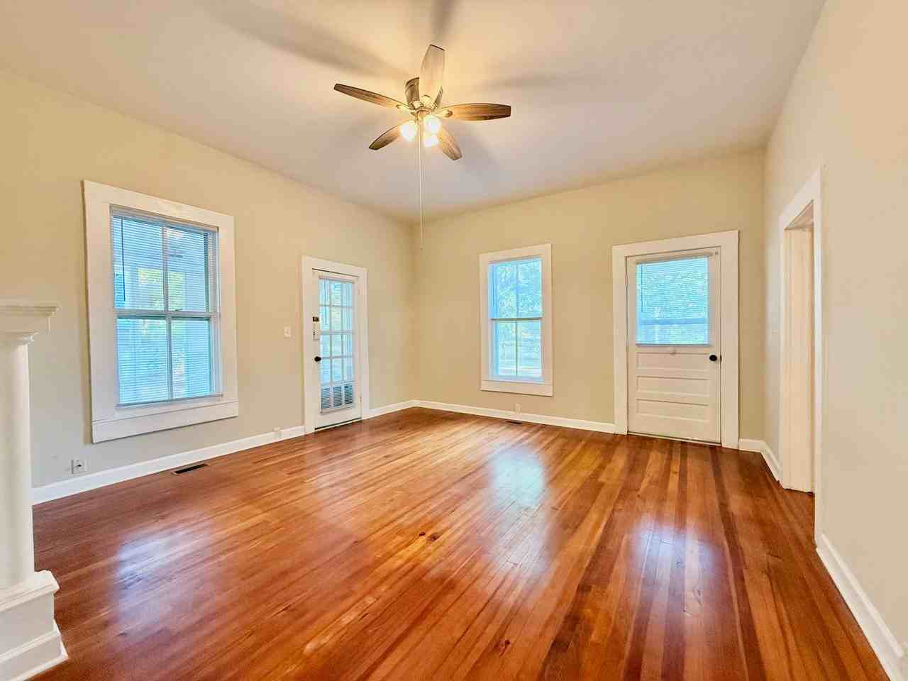 215 College St - Photo 3 of 17