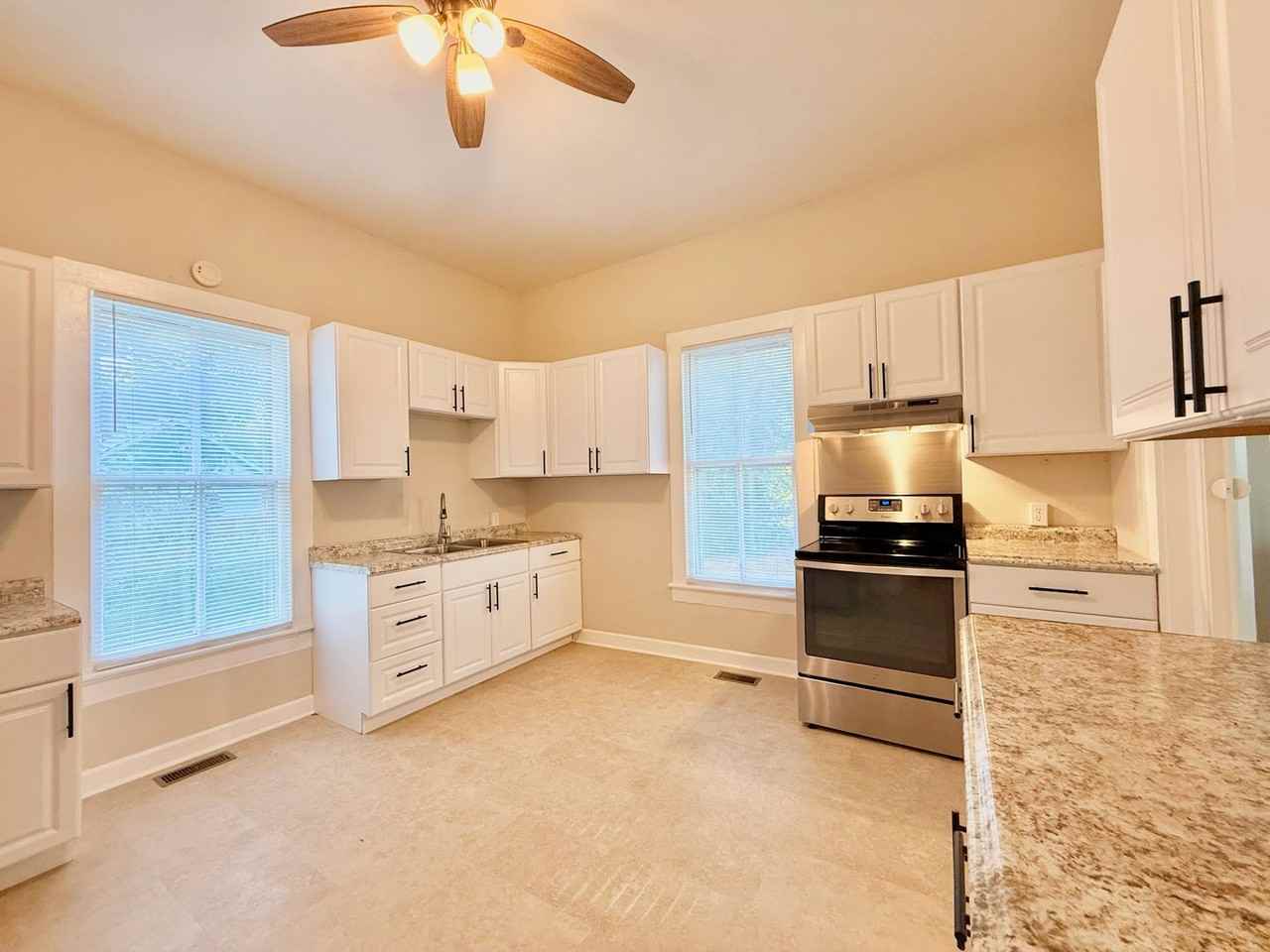 215 College St - Photo 4 of 17