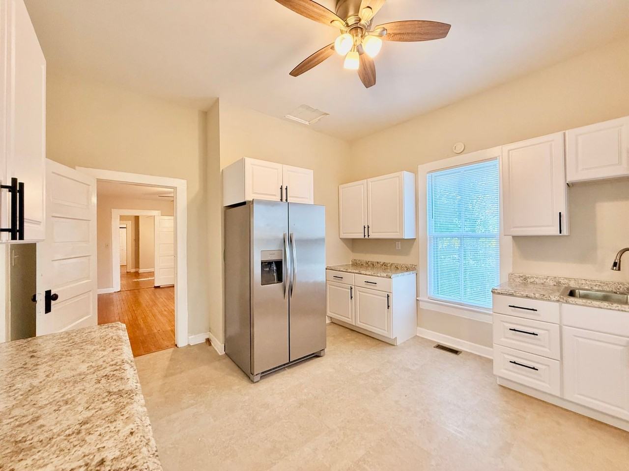 215 College St - Photo 5 of 17