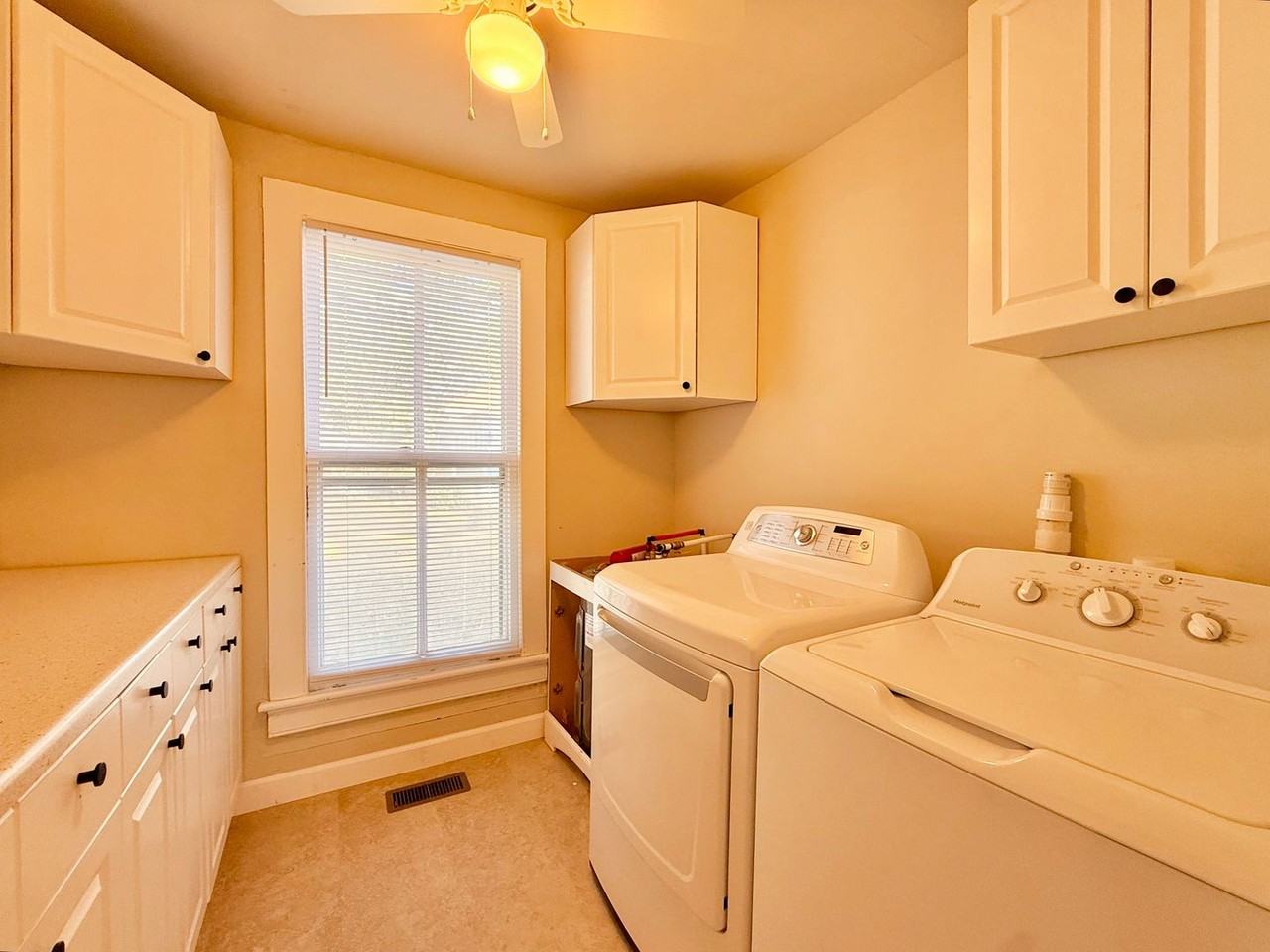 215 College St - Photo 6 of 17