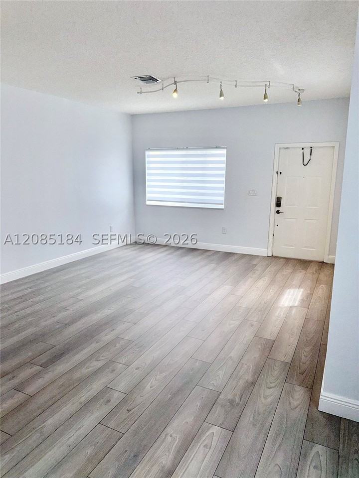 1704 Sw 101st Ter - Photo 4 of 48