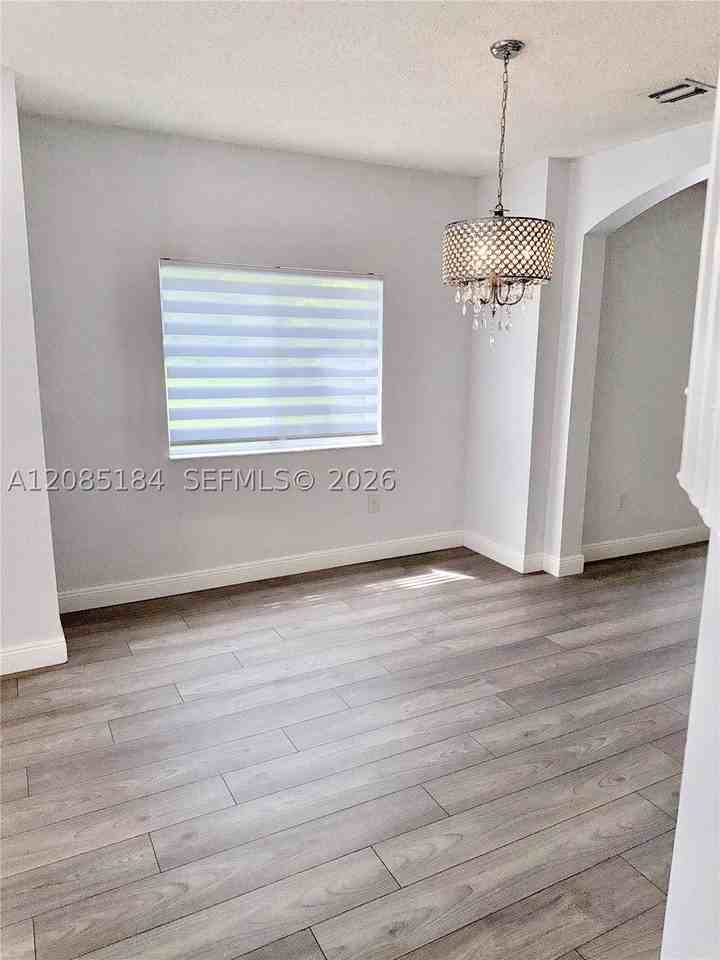 1704 Sw 101st Ter - Photo 5 of 48