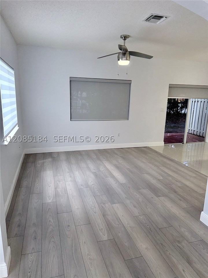 1704 Sw 101st Ter - Photo 6 of 48