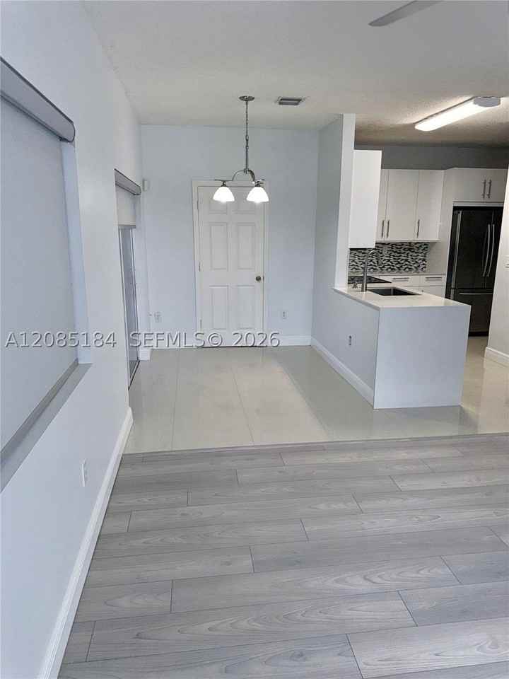 1704 Sw 101st Ter - Photo 7 of 48