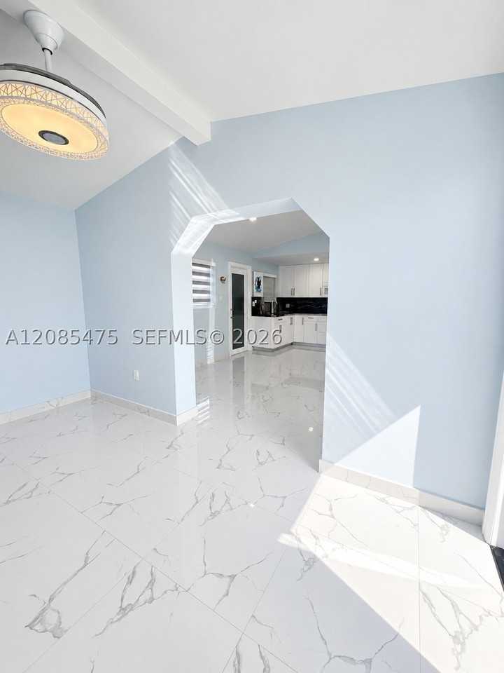 871 Se 4th Pl - Photo 4 of 18