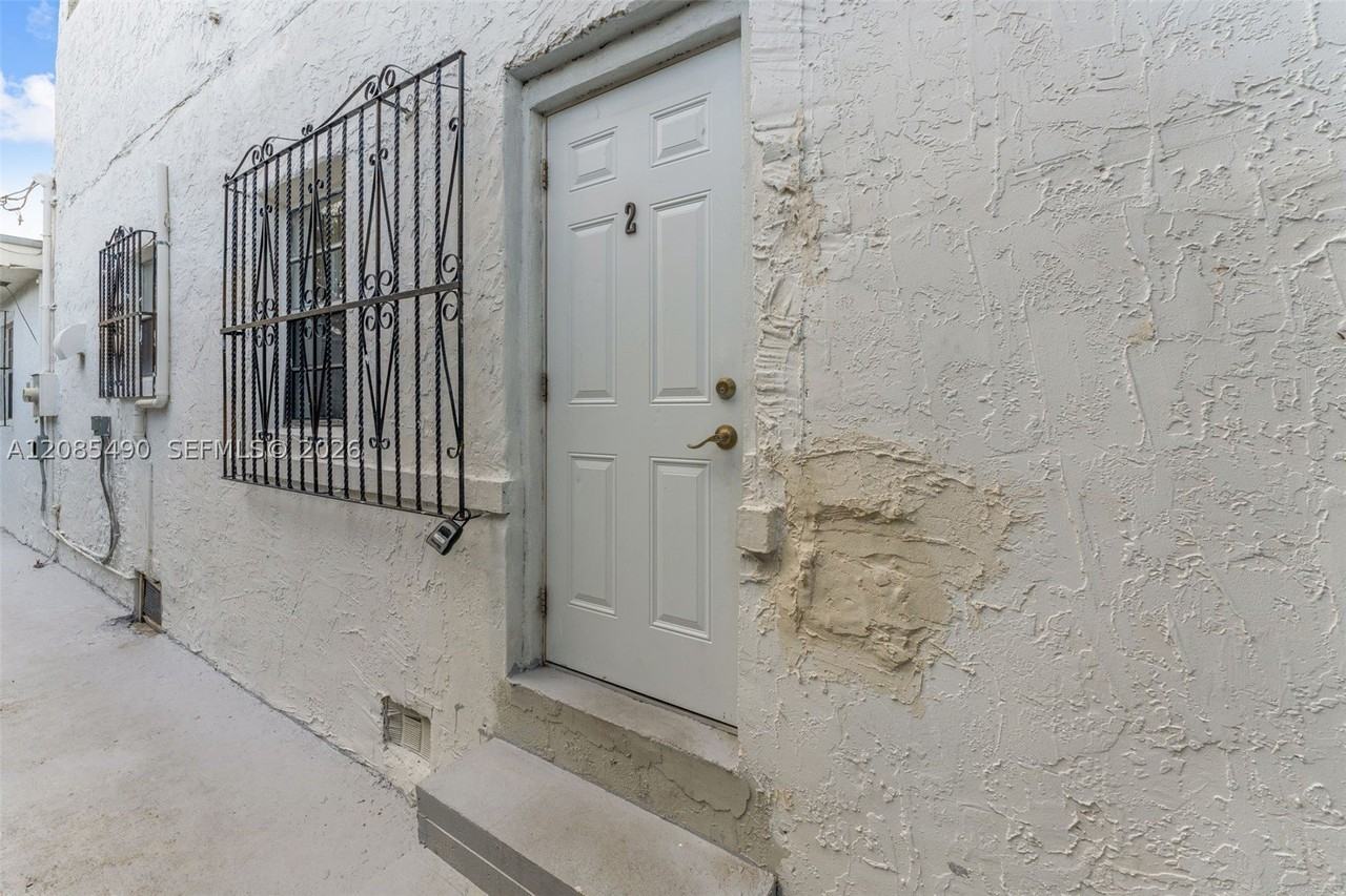 5629 Sw 7th St - Photo 4 of 16