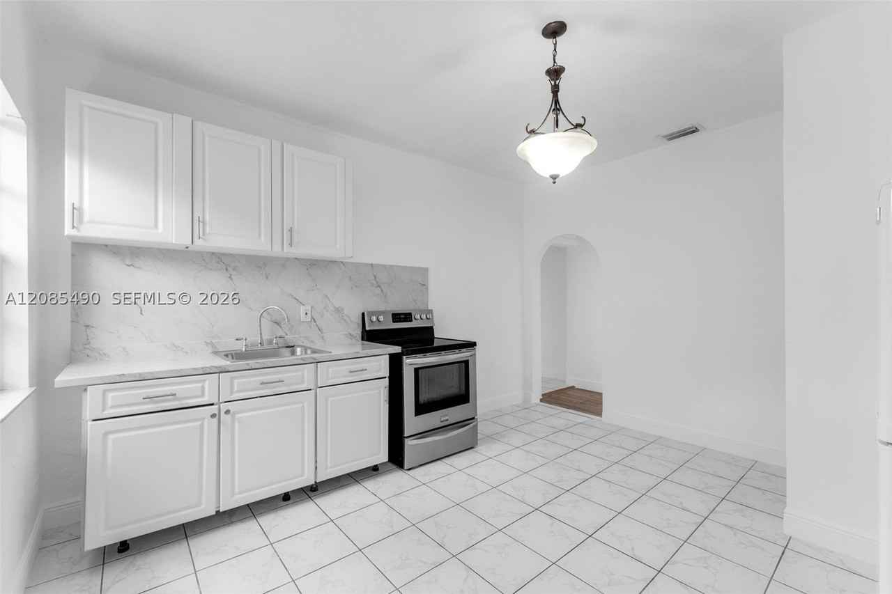 5629 Sw 7th St - Photo 5 of 16