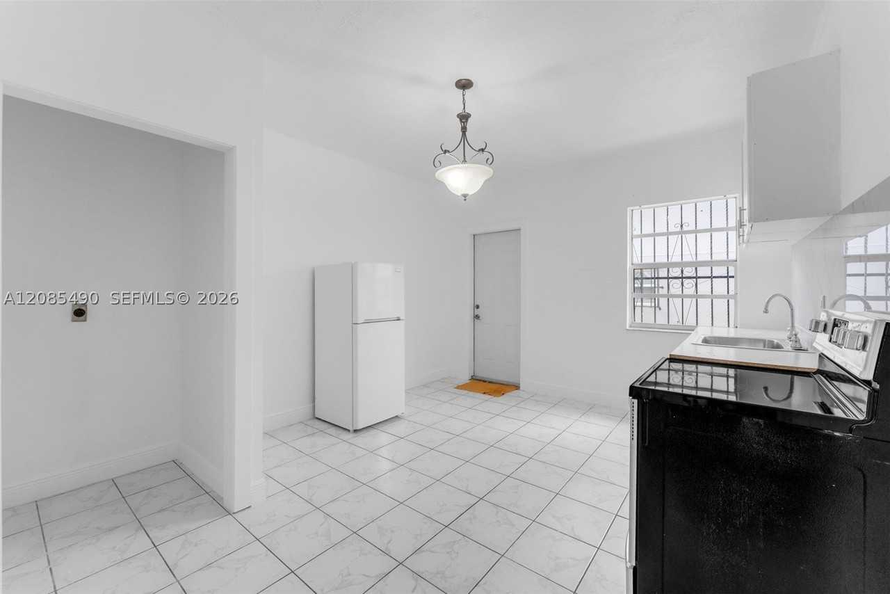 5629 Sw 7th St - Photo 7 of 16