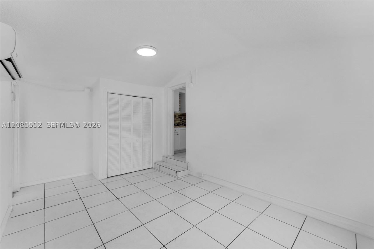 201 Sw 51st Ct #5 - Photo 3 of 8